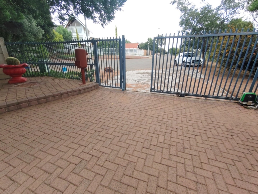 To Let 3 Bedroom Property for Rent in Fleurdal Free State